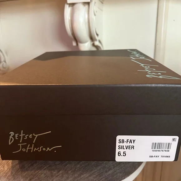 Silver Heels- stunning - Picture 7 of 7